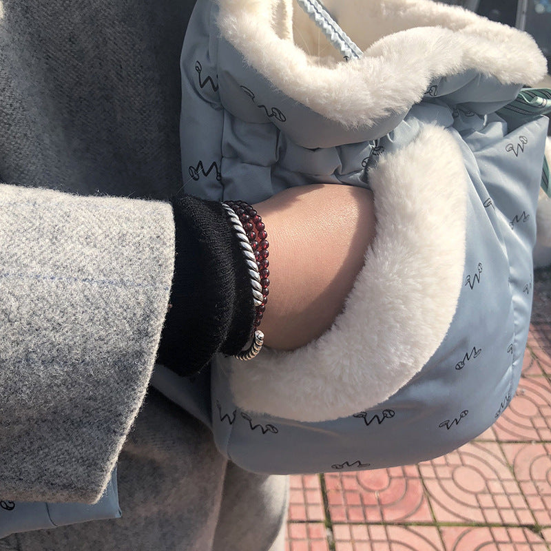 Cozy Winter Pouch – Hands-Free Thermal Travel Bag